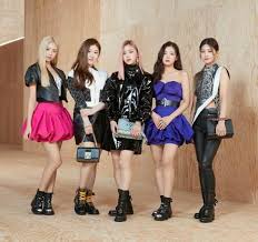 Halo midzy indonesia, aku lia alias lila, sahut sang vokalis itzy. Itzy 2020 Itzy Group Pic