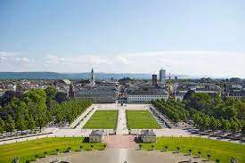 Die landeskreditbank karlsruhe befindet sich in zentraler lage von karlsruhe mit blick auf das schloss. L Bank Karlsruhe Muller Reimann Architekten