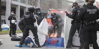 Badbarrierefrei verwandelt die alte badewanne, die nur noch mit hohem unfallrisiko betretbar sind, an einem einzigen tag in eine. Protestaktion In Hamburg Aktivisten Blockieren Hauptstrasse Mit Badewannen Trick Mopo