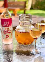 Prets A Boire Sangria Et Rose Disponibles A L Epicerie Pour Celebrer L Ete Sangria Recette Sangria Sangria Rose