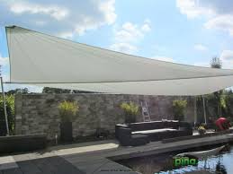 Sonnensegel In Elektrisch Aufrollbar Uber Einer Terrasse Am Pool Als Grossflachiger Regen Und Sonnenschutz Sonnensegel Elektrisches Sonnensegel Sonnenschutz