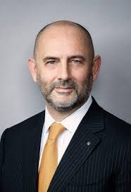 The company operates in 30 offices around the world and has approximately 2000 the bank's services are available through online banking and traditional ones. Geschaftsleitung Efg International