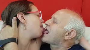 Free Un vieux et une jeune femme sembrasse goulument Porn Video