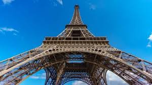 Hotel tour eiffel is located on a side street just 750 metres from the eiffel tower. Un Homme Suspendu Au Dernier Etage De La Tour Eiffel Pendant Des Heures