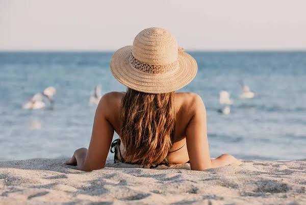 Imagens de Mulher na praia sem royalties | DepositPhotos