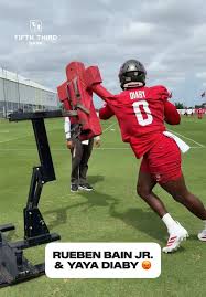 This duo off the edge is SCARY 😳 #ruebenbainjr #yayadiaby #scary #duo  #buccaneers