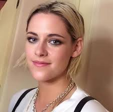 Good morning everyone, it's weekend once again. Here 's my flowerfind I  spotted at my neighbourhood here in Aberdeen. It is called a 'Thistle',  known for their resilience and ability to thrive