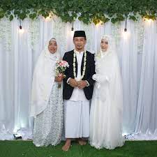 Meski begitu style istri para ustadz juga tak kalah dari hijabers artis sehingga patut dijadikan rujukan. Ketika Poligami Menjadi Takdir Ust Hanan Attaki Lovers Facebook