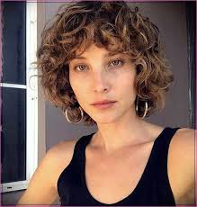 Was diesen haarschnitt von anderen unterscheidet, ist, dass er viele schichten hat. 20 Kurze Haarschnitte Fur Lockiges Haar Haarschnitt Fur Lockige Haare Haarschnitt Kurz Haarschnitt