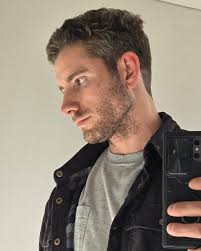 Just got a new haircut. I'm feeling fresh and fine starting this weekend  off right.