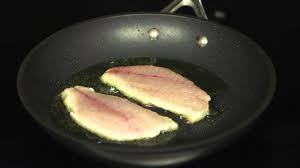 Cuire Un Filet De Daurade A La Poele Trucs Et Astuces Culinaires Auchan Youtube