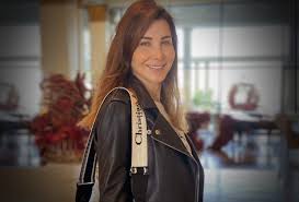 فضيحة الفنانة نانسي عجرم 2010. Ù…Ø¬Ù„Ø© Ø³ÙŠØ¯ØªÙŠ Ù†Ø§Ù†Ø³ÙŠ Ø¹Ø¬Ø±Ù… ÙˆØ­Ù‚ÙŠØ¨Ø© Saddle Ù…Ù† Ø¯ÙŠÙˆØ± Ø¹Ø´Ù‚ ÙŠÙ„Ø§Ø²Ù…Ù‡Ø§ Ø¨Ø£ÙƒØ«Ø± Ù…Ù† Ø¥Ø·Ù„Ø§Ù„Ø© Ø£Ù†ÙŠÙ‚Ø© ÙÙƒÙ… Ø«Ù…Ù†Ù‡Ø§ ÙˆÙƒÙŠÙ Ù†Ø³Ù‚ØªÙ‡Ø§