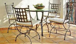 Pour un salon de jardin en ceramique et fer forge de qualite haut de gamme et aux coloris et dimensions introuvables ailleurs sur le marche imagine outlet vous. Mobilier De Jardin En Fer Forge Bonne Mine Et Entretien Facile