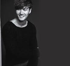 Lahir 25 april 1976) adalah seorang penyanyi dan pesohor korea selatan. Kim Jong Kook