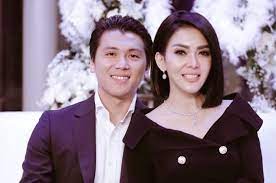 Sing with lyrics to your favorite karaoke songs. Dunia Serasa Milik Berdua Sisi Lain Reino Barack Yang Dikenal Kalem Terekspose Syahrini Ucap Maaf Semua Halaman Suar