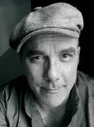 Porträt der Woche: Stephanie Wunderlich und ihr exquisiter  Scherenschnitt-Stil › PAGE online