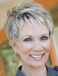 Tout est question de savoir prendre soin de soi, mais aussi de trouver la coiffure qui correspond au visage. Short Haircuts Women Over 60 Ideas Short Hair Over 60 Thick Hair Styles Short Hair Glasses