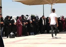 أدى منذ قليل العشرات، صلاة الجنازة على جثمان الفنانة دلال عبد العزيز بحضور الأهل و الأقارب وعدد كبير من الفنانين داخل مسجد المشير طنطاوي، و انهارت إيمي و دنيا سمير غانم فى البكاء تزامناً مع إقامة صلاة الجنازة.<br /><br. Nsqa8yfv9iz7nm