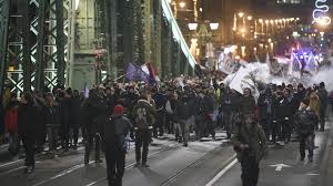 Police worked on a better strategy for today's protest, but protesters did, too. Ismet Tuntetoket Allitottak Elo A Kossuth Teren Infostart Hu