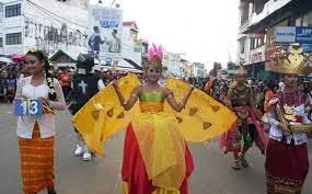 Di tokopedia, tersedia berbagai macam koleksi baju pawai dari model terkini dan desain terbaru hingga material bahan yang nyaman dan untuk kamu yang ingin mengetahui berapa harga baju pawai terbaru saat ini. Foto Baju Kreatif Lampung Di Pawai Budaya Hut Pringsewu Tribun Lampung
