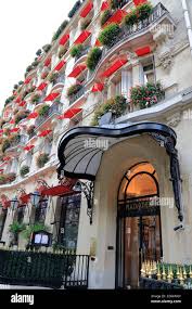Vue extérieure de l'hôtel Plaza Athénée l'hôtel historique Dans l'avenue  Montaigne.Paris.France Photo Stock - Alamy
