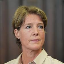 Prozess gegen Christina Block: Als geraunt wird, droht die Richterin  lautstark mit Räumung des Gerichtssaals