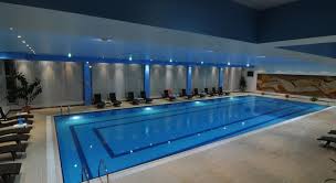 Piscina cu diverse jocuri de apa si hidromasaj sau o cada cu hidromasaj profesional, alaturi de sauna finlandeza si sauna umeda vor satisface cu siguranta showroom cu spatiu pentru testarea cazilor de hidromasaj! Oferte Hotel New Montana Munte Romania