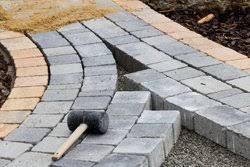 Der gehweg soll durch basaltsteine eingefasst werden und mit andesit. Gartenwege Gestalten 22 Kreative Beispiele