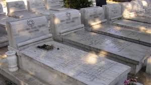 2 βιογραφια η μαντώ μαυρογένους καταγόταν από ελληνική οικογένεια της ρουμανίας, η οποία έφυγε κρυφά για την ιταλία. Bebhlwsan To Ebraiko Nekrotafeio Ths 8essalonikhs