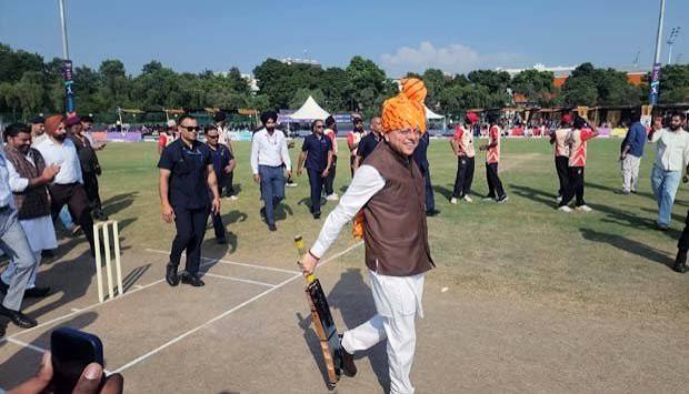 नमो क्रिकेट लीग' में मैदान पर उतरे सीएम धामी - Shikhar Himalaya