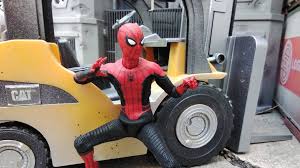 The upgraded suit is partially based on the stark suit, which itself is based on the classic suit. Mezco One 12 Collective Far From Home Spiderman Upgrade Suit Review Fwoosh