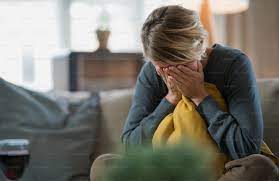 Mujer triste y estresada en el interior en el sofá de casa llorando, salud  mental y concepto de coronavirus. foto – Imagen de Vida domestica en  Unsplash