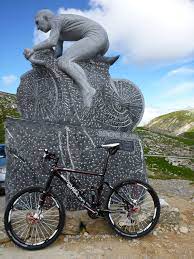 Häufig gestellte fragen zu monumento a marco pantani. Foto Marco Pantani Denkmal Am Colle Dei Morti