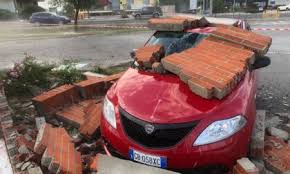 Gravissima la situazione sul garda, da torbole a riva, e su tutto il basso sarca si è abbattuta una violenta tromba d'aria, che ha fatto letteralmente volare in aria tavole da surf e barche a vela. Tromba D Aria Su Crescentino E Chivassese Avviate Le Procedure Per Lo Stato Di Calamita