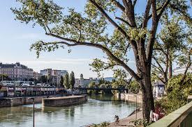 This is the grittier side of donaukanal, where the street art becomes more free form, the crowd younger, and numerous dancing options. Lokale Am Donaukanal Stadtbekannt