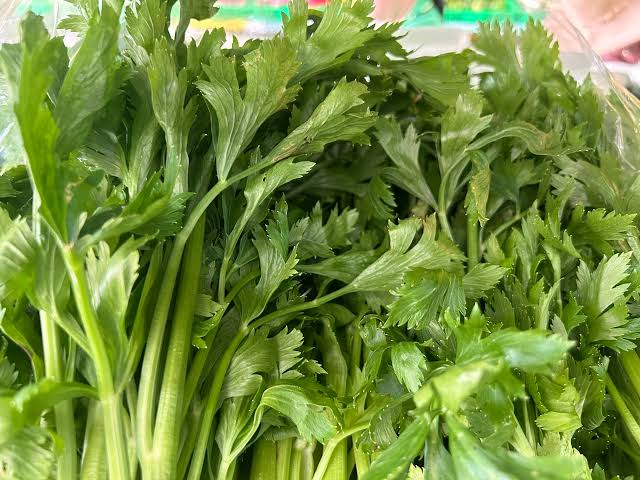 Cần tây có nhiều lợi ích nhưng cần lưu ý gì khi sử dụng?