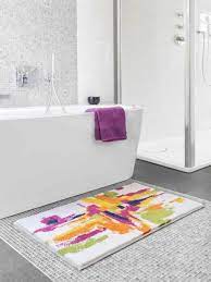 I tappeti per il bagno svolgono principalmente il compito design originali, eleganti e moderni. Tappeti Bagno Eleganti E Di Tendenza