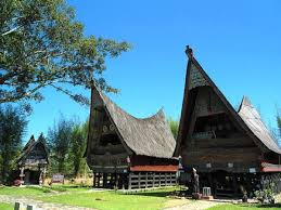 Rumah adat batak di provinsi sumatera utara ini menjadi salah satu ikon wisata yang menarik untuk dikunjungi sebagai destinasi wisata sejarah. Rumah Adat Batak Sejarah Dan Penjelasan Lengkap Beserta Gambar