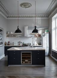 Das bestimmende design macht sich. 75 Moderne Kuchen Mit Ruckwand Aus Metrofliesen Ideen Bilder Januar 2021 Houzz De