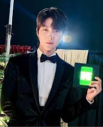 pin oleh straykids nct victon treasure di hwang inyupp selebritas aktris potret diri