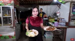 7 resep ayam goreng ala purnama enak dan sederhana ala. Laris Manis Penjual Bebek Goreng Cantik Ini Diantre Pembeli