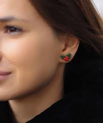 Holly Clay's Instagram, Twitter & Facebook