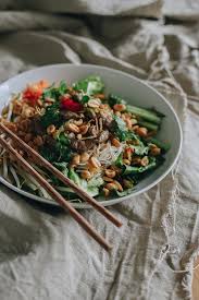 Vietnamese Mihoen Salade Met Biefstuk Bun Bo Nam Bo Endlessweekend Nl In 2020 Foodies Dinner Food Vietnamese Recipes