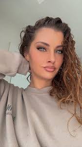 Carrie Long's Instagram, Twitter & Facebook