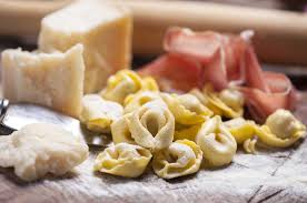 Porzionatela e servitela con il ripieno e un poco di brodo filtrato e sgrassato. Brodo E Ripieno Per Tortellini Di Castelfranco Emilia