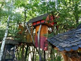 Hier ist auch die künstlerische holzgestaltung jürgen bergmann zu hause und viele veranstaltungen finden statt. Einmal Im Baumhaus Schlafen Traum Familienurlaub Auf Der Kulturinsel Einsiedel In Sachsen Mit Atemberaubendem Abenteuer Freizeitpark Ich Spring Im Dreieck