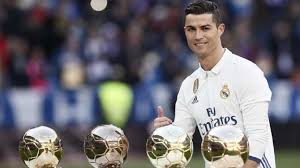 Voilà plus de dix que le débat fait rage afin de savoir qui de cristiano ronaldo ou lionel messi est le meilleur joueur du monde. Cristiano Ronaldo Remporte Son 5e Ballon D Or