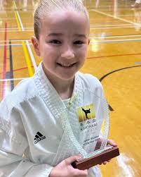 Next in the highlights of our Christmas party and presentation evening are  the Attendance Medals.🎖️ Congratulations to everyone who achieved a bronze  medal for training between 50-79 classes throughout 2025 🥈Gary Tonks