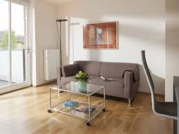 Über die diele erreichen sie das separate schlafzimmer mit doppelbett, das tageslichtbad mit dusche/wc und das verwinkelte wohnzimmer mit gemütlicher sofaecke, essecke vorm fenster und der küchenzeile. Ferienwohnung Wohnung 8 Sudstrasse 1 Norderney Frau Katharina Putzke