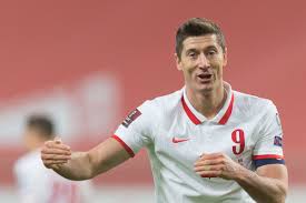 This is the national team page of tottenham hotspur player harry kane. England Coach Gareth Southgate Talks Bayern Munich S Robert Lewandowski And Tottenham Hotspur S Harry Kane Bavarian Football Works